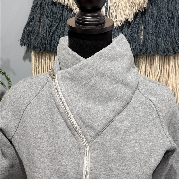 Lululemon Gray Activewear Zip Up Sweatshirt size 4 - Picture 2 of 10